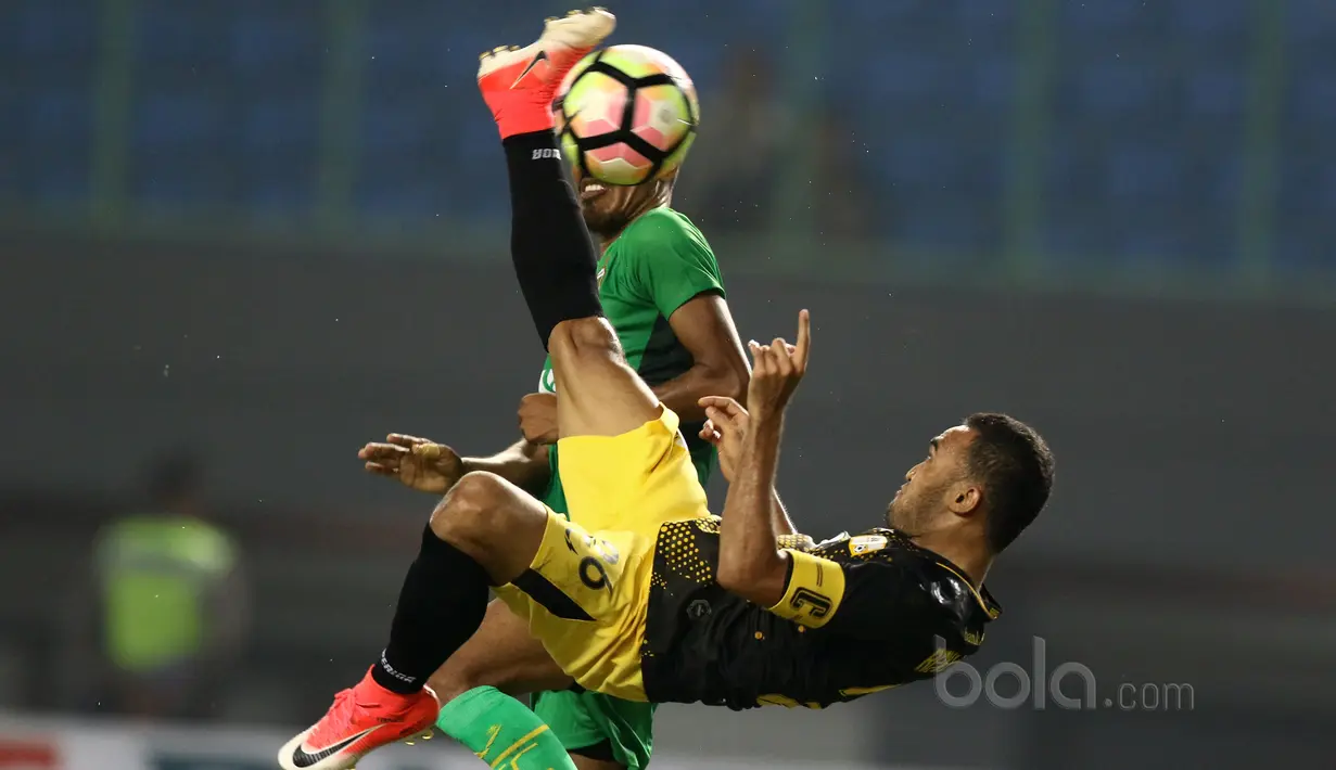 Tendangan salto pemain Barito Putra, Rizky Pora saat berebut bola dengan pemain Bhayangkara FC, Alfin Tuasalamony pada Liga 1 2017 di Stadion Patriot, Bekasi, Selasa (4/7/2017). Barito menang 1-0. (Bola.com/Nicklas Hanoatubun)