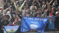 Suporter Persib Bandung memberi dukungan kepada timnya saat melawan Dewa United pada laga pekan ke-20 BRI Liga 1 2023/2024 di Stadion Indomilk Arena, Tangerang, Minggu (26/11/2023). (Bola.com/M Iqbal Ichsan)