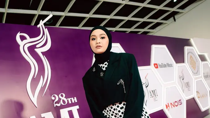Gaya Salma Salsabil di AMI Awards 2025, Polkadot Modern dan Cropped Blazer yang Mencuri Perhatian