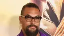 Jason Momoa berpose saat menghadiri pemutaran perdana film Netflix "Slumberland" di AMC Century City di Century City, California pada 9 November 2022. Aktor berusia 43 tahun itu tampak memanfaatkan waktunya di acara tersebut, di mana ia bergabung dengan beberapa rekan sejawatnya. (Jon Kopaloff/Getty Images/AFP)