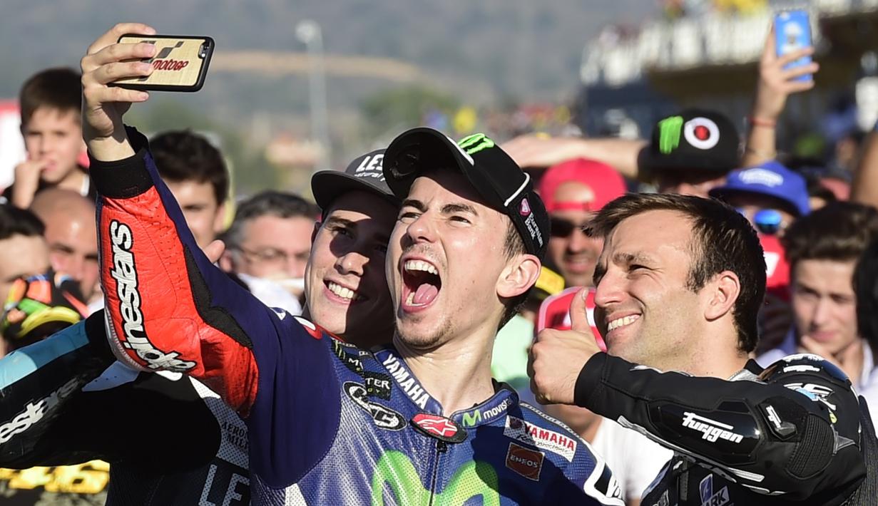 Jorge Lorenzo berselfie ria bersama Johann Zarco (kanan) dan Danny Kent setelah finis di MotoGP Valencia di Sirkuit Ricardo Tormo, Valencia, (8/11/2015). (AFP Photo/Javier Soriano)