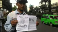 Puluhan sopir truk tangki Pertamina saat membagikan selebaran di Kota Bogor. (Liputan6.com/Achmad Sudarno)