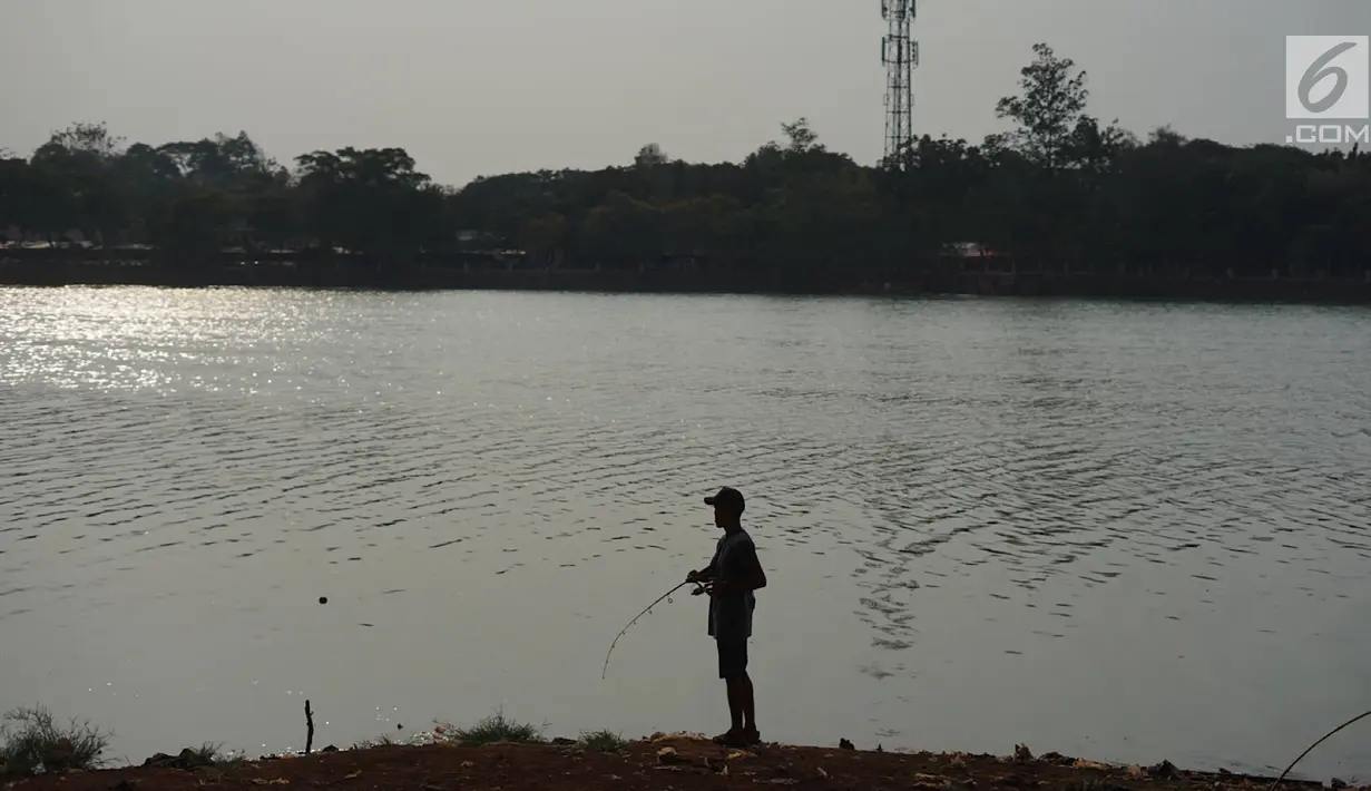 Warga memancing di Perkampungan Budaya Betawi Setu Babakan, Jakarta Selatan, Senin (23/9/2019). Selain destinasi wisata, Gubernur DKI Jakarta Anies Baswedan berharap Perkampungan Budaya Betawi Setu Babakan menjadi pusat pengembangan dan publikasi budaya Betawi. (Liputan6.com/Immanuel Antonius)