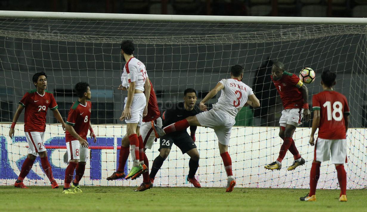 Striker Indonesia, Boas Salossa, menyundul bola saat pertandingan melawan Suriah U-23 pada laga persahabatan di Stadion Wibawa Mukti, Cikarang, Sabtu (18/11/2017). Indonesia kalah 0-1 dari Suriah U-23. (Bola.com/ M Iqbal Ichsan)