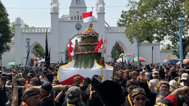 Keraton Kasunanan Surakarta Hadiningrat atau Keraton Solo menggelar kirab Gunungan Grebeg Maulud untuk memperingati puncak Peringatan Maulid Nabi Muhammad SAW, Jumat (5/9/2025).