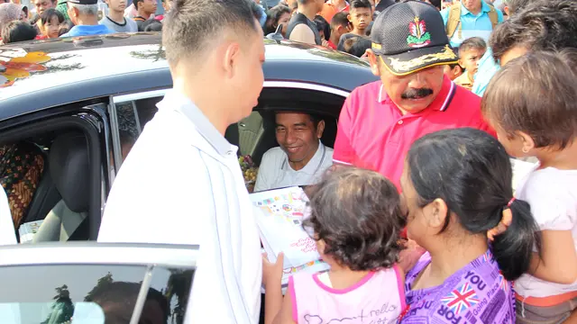 Kala Jokowi Bagi-bagi Buku Tulis untuk Bocah-bocah Solo