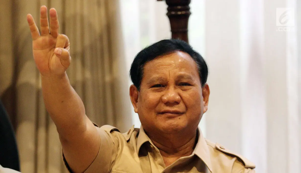 Ketua Umum dan Ketua Dewan Pembina Partai Gerindra Prabowo Subianto menunjukkan nomor urut tiga untuk pasangan Cagub Jabar Sudrajat -Ahmad Syaikhu saat melakukan pertemuan di Jakarta, Kamis (1/3). (Liputan6.com/Johan Tallo)