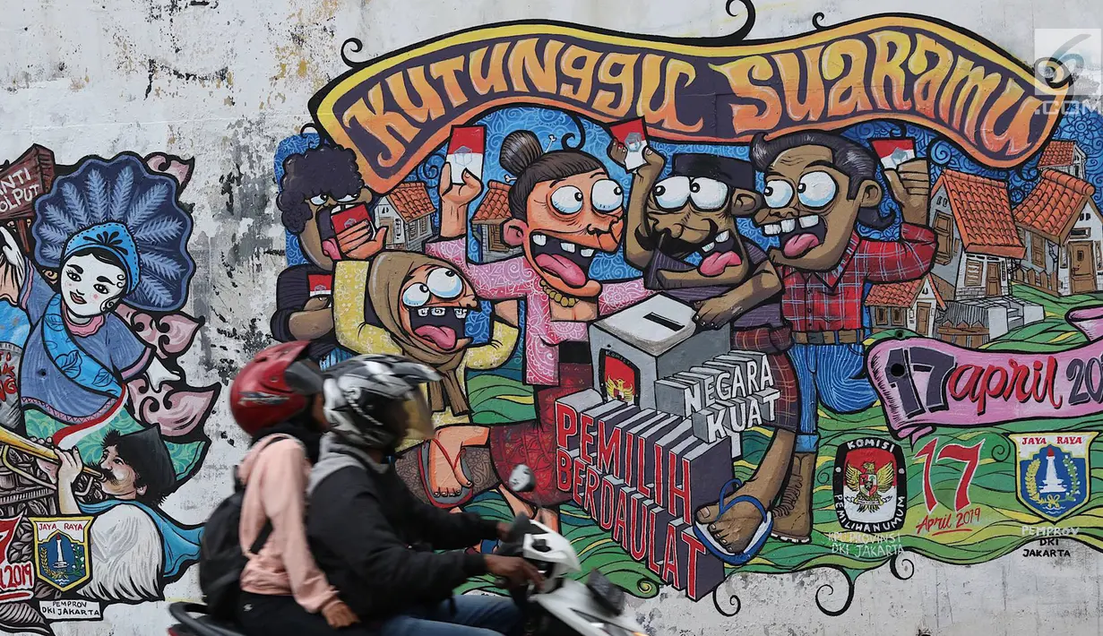 Kendaraan melintasi mural bertema Pemilu 2019 di kawasan Dukuh Atas, Jakarta, Senin (1/4). Mural-mural tersebut dibuat dalam rangka menyukseskan Pemilu yang akan berlangsung pada 17 April 2019 mendatang. (Liputan6.com/Immanuel Antonius)