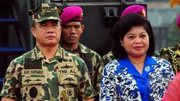 Pengangkatan Endah Ade Supandi sebagai Ibu Asuh Prajurit Tidur Korps Marinir berbarengan dengan penganugerahan warga kehormatan Marinir kepada Laksamana Ade Supandi Jakarta, Kamis (2/4/2015). (Liputan6.com/Yoppy Renato)