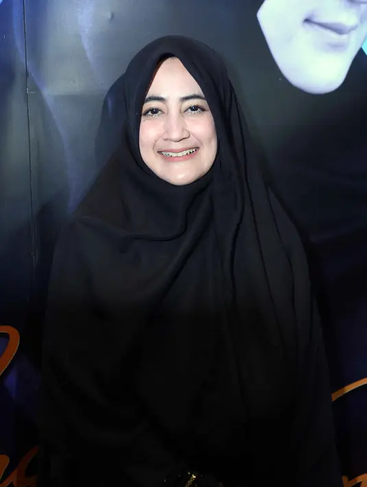 Saat hadir dalam acara Gala Premiere Film Surga Menanti di XXI Epicentum, Kuningan, Jakarta Selatan, Senin (30/5) malam, Umi Pipik pun hanya tersenyum dan meninggalkan ketika ditanyakan para wartawan yang hadir. (Nurwahyunan/Bintang.com)