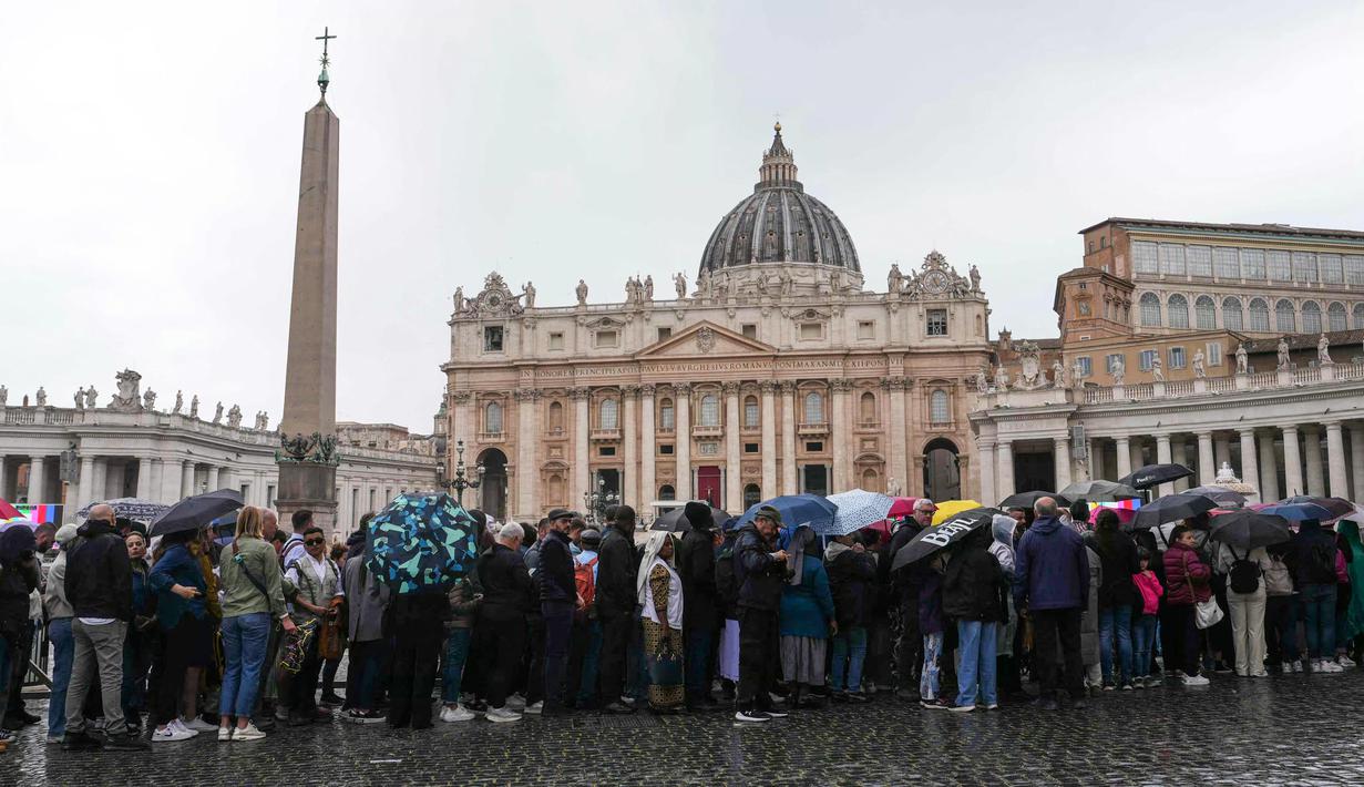 Sejumlah pemimpin dunia diperkirakan hadir mengikuti prosesi pemakaman Paus Fransiskus. (Dimitar DILKOFF/AFP)