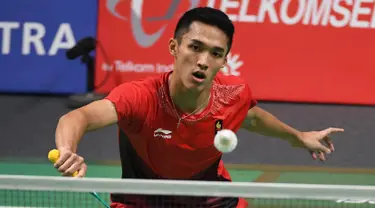 Pebulu tangkis Indonesia, Jonatan Christie mengembalikan kok saat bertanding melawan Kenta Nishimoto asal Jepang dalam semifinal tunggal putra Asian Games 2018 di Jakarta, Senin (27/8). Jonatan menang lewat rubber game. (SONNY TUMBELAKA/AFP)