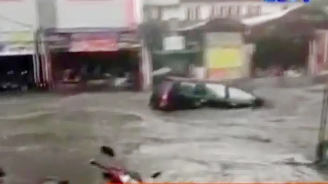 Segmen 1: Mobil Terseret Banjir hingga Akademi Polisi Diserang