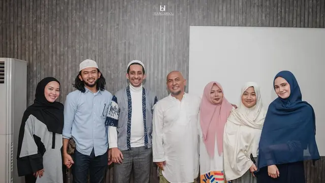 Syifa Hadju tampil memakai hijab ketika menggelar acara syukuran rumah baru (Foto: Instagram syifahadjureal/hargabro)