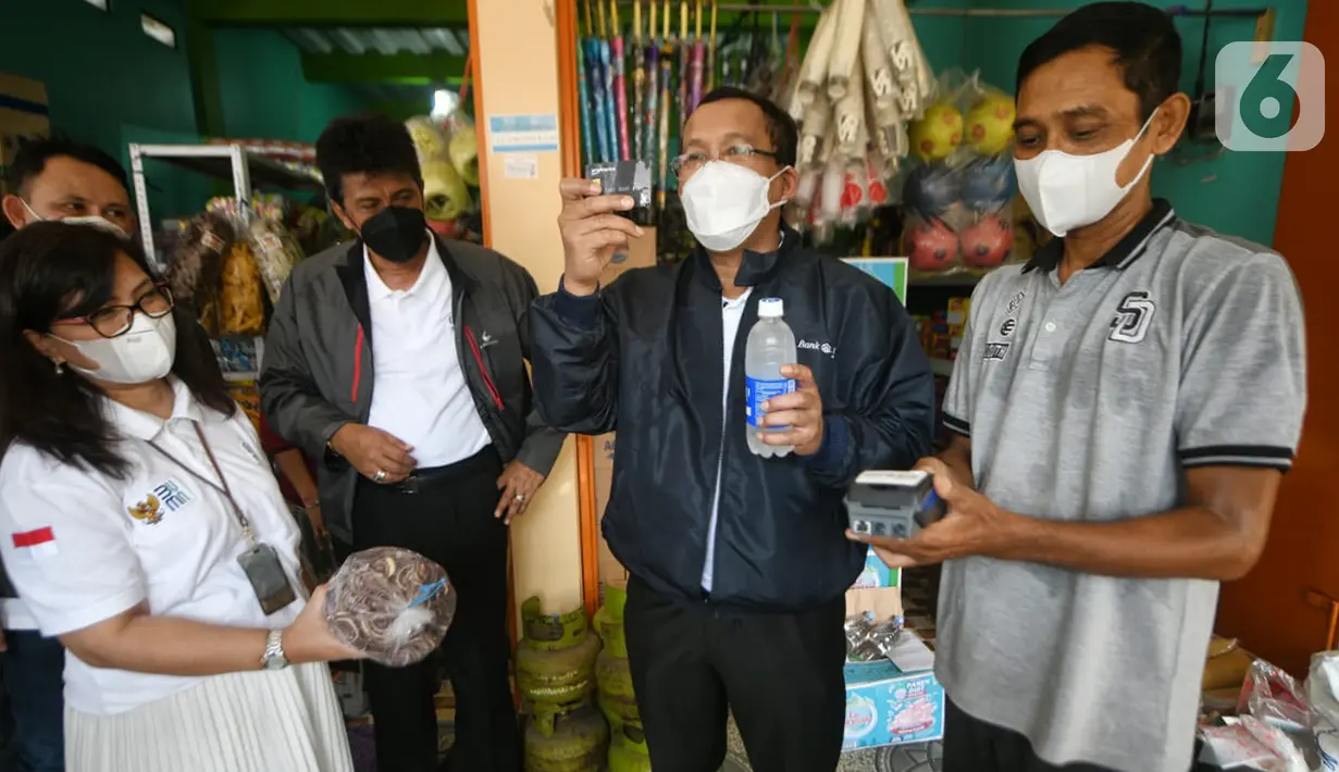Direktur Utama Bank BTN Haru Koesmahargyo (kedua kanan) melakukan kunjungan kerja untuk memantau penyaluran Bantuan Sosial (Bansos) dan Bantuan Subsidi Upah (BSU) bagi masyarakat terdampak Covid-19 di wilayah Cikarang dan Karawang, Jawa Barat. (Liputan6.com/HO/BTN)