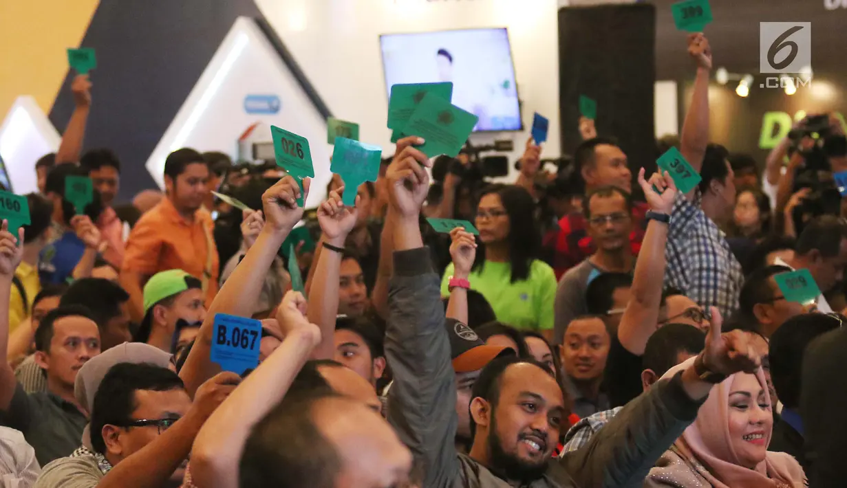 Peserta mengangkat nomor urutnya saat menawar harga dalam ajang Lelang Expo 2017 di JCC, Jumat (22/9). Ada puluhan barang rampasan KPK dari sejumlah terpidana korupsi mulai dari perhiasan, telepon selular, motor hingga mobil. (Liputan6.com/Angga Yuniar)