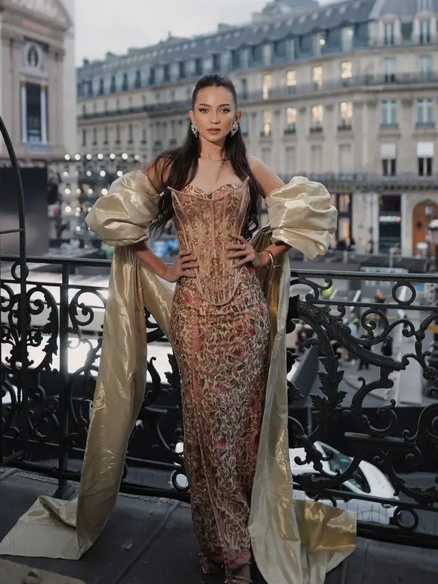 Enzy Storia dan Cinta Laura Dibalut Gaun Batik di Paris Fashion Week 2024. [@enzystoria]