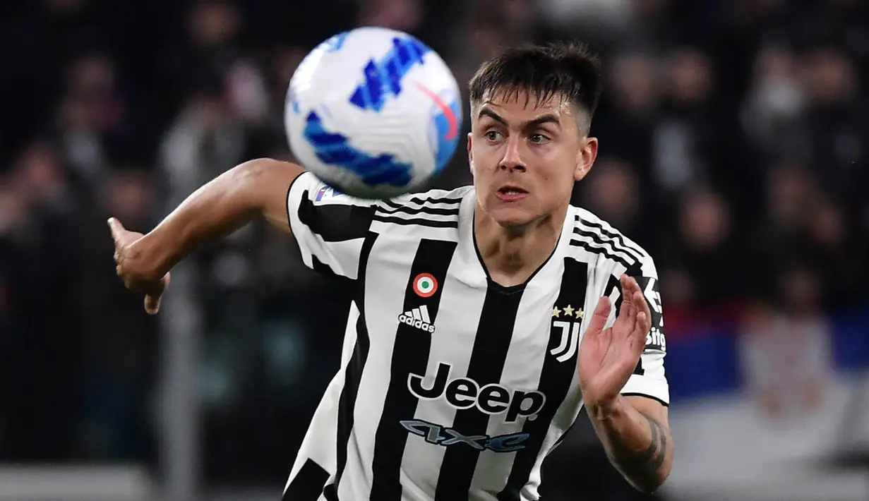 Paulo Dybala melakukan perpisahan yang emosional dengan Juventus usai laga melawan Lazio di Stadion Allianz. Pemain asal Argentina itu bergabung dengan Bianconeri dari Palermo pada musim panas 2015. Dalam enam tahun terakhir, ia telah memenangkan lima gelar Serie A, empat gelar Piala Italia, dan tiga Piala Super Italia. Dybala saat ini sedang dikaitkan dengan rival bebuyutan Juventus, Inter Milan. (AFP/Filippo Monteforte)