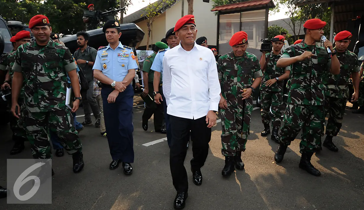 Menteri Pertahanan RI, Ryamizard Ryacudu saat melakukan sidak di Markas Komando Pasukan Khusus di Cijantung Jakarta, Rabu (2/9/2015). Sidak terkait inventarisir kelengkapan alutsista yang dimiliki TNI. (Liputan6.com/Helmi Fithriansyah)