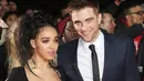 FKA Twigs dan Edward Pattinson bisa dibilang selalu mesra. Bahkan pemeran vampir di film Twilight tersebut pernah dan masih miliki rencana untuk menikahi Twigs. Siapa yang setuju mereka balikan? (Getty Images/Cosmopolitan)