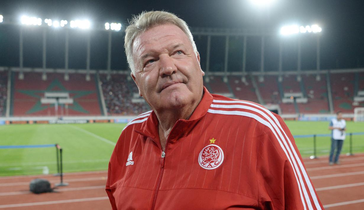 Aturan yang tak kalah konyol adalah yang dikeluarkan oleh John Toshack saat melatih tim nasional Wales pada 2004. Ryan Giggs dan kawan-kawan kala itu dilarang manikmati saus dalam menu makan mereka.