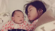 Potret Thalia dan Thania yang sedang tidur, keduanya terlihat menggemaskan. (Liputan6.com/IG/ruben_onsu)