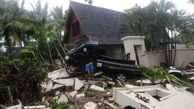Terjangan Tsunami Anyer Seret Mobil di Tanjung Lesung