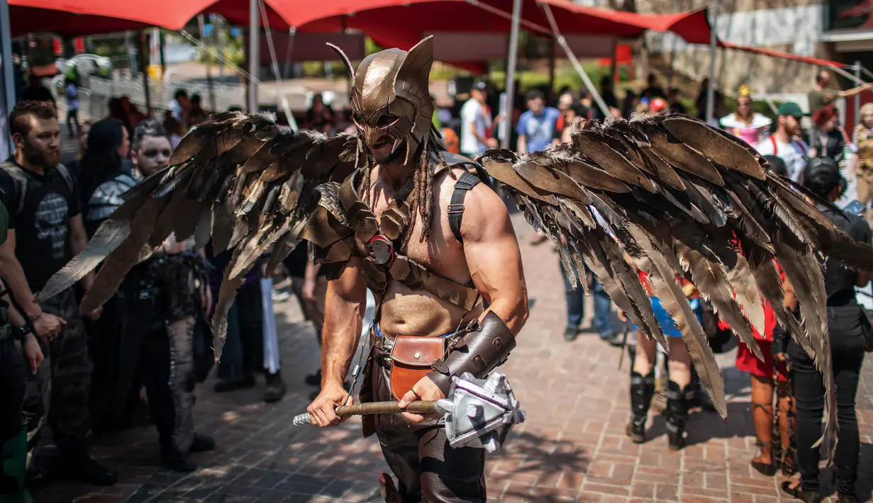 Seorang cosplayer berpose sambil mengenakan kostum unik dalam acara Comic Con Africa di Johannesburg pada Sabtu (21/9/2019). Comic Con Africa yang diselenggarakan untuk tahun kedua di benua itu  akan berlangsung selama empat hari dari 21 hingga 24 September. (Michele Spatari/AFP)