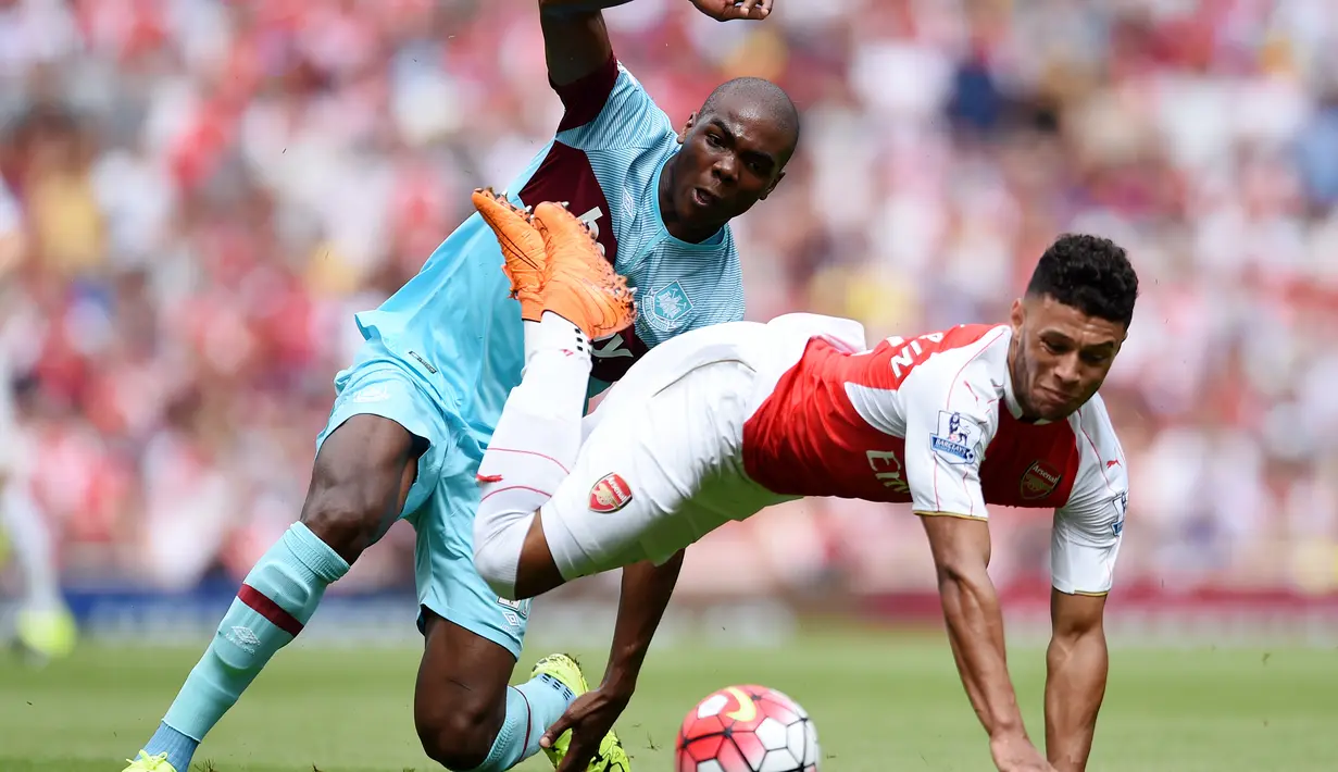 Pemain West Ham, Angelo Ogbonna (kiri), berebut bola dengan pemain Arsenal, Alex Oxlade Chamberlain, dalam pertandingan di Stadion Emirates, London. Minggu (9/8/2015). (Action Images via Reuters/Tony O'Brien)