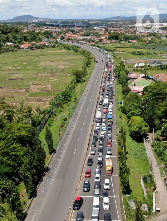 <p>Foto udara memperlihatkan kemacetan yang terjadi dalam Tol Tangerang-Merak, Banten, Jumat (29/4/2022). Kemacetan sepanjang 7 Kilometer mengular hingga ke dalam tol akibat lonjakan pemudik yang hendak menyeberang ke Pulau Sumatera melalui Pelabuhan Merak. (Liputan6.com/Angga Yuniar)</p>