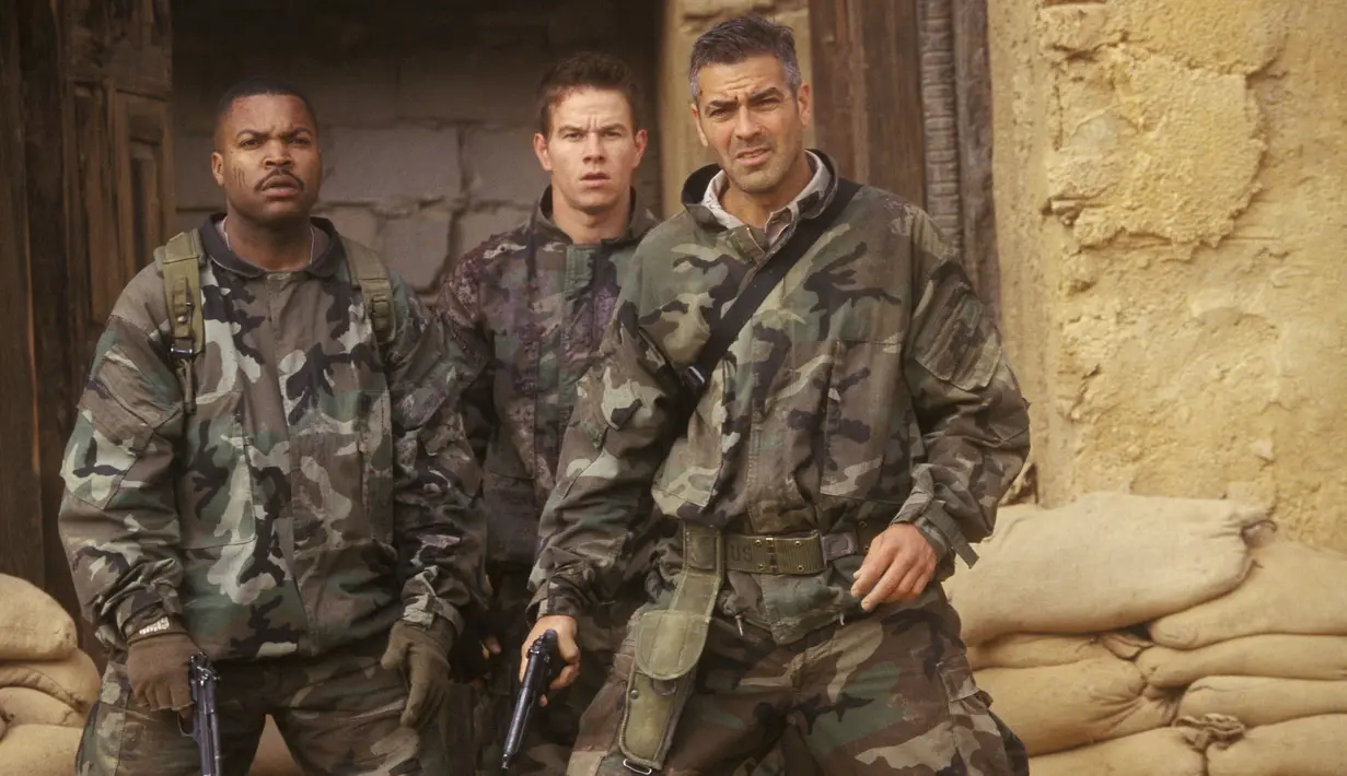 George Clooney, Mark Wahlberg, dan Ice Cube dalam film Three Kings. (Warner Bros.  via IMDb)