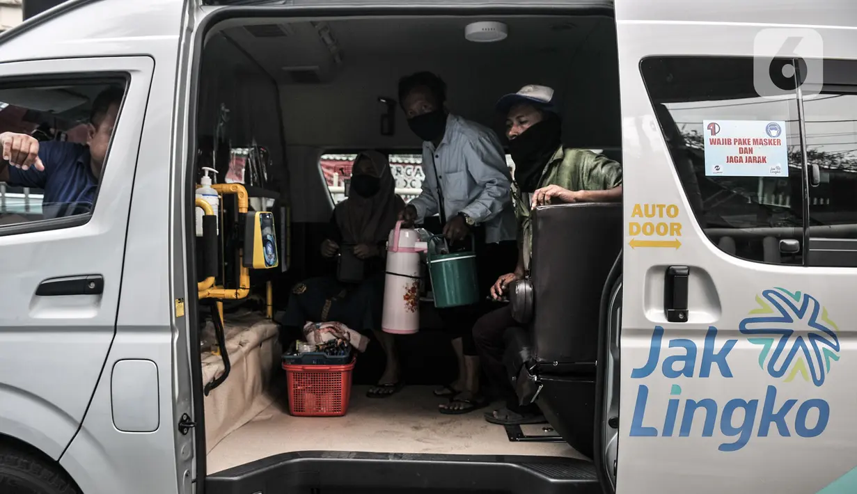 Penumpang naik angkutan Jak Lingko All New Purwarupa Mikrotrans di Jakarta, Minggu (6/9/2020). Angkutan ini dilengkapi AC, sistem pintu geser otomatis, 4 CCTV, TV, sabuk pengaman untuk penumpang, alat pemadam, dan palu pemecah kaca darurat. (merdeka.com/Iqbal S. Nugroho)