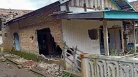 Rumah IS (43), terduga pelaku asusila di Kabupaten Muratara Sumsel hancur diamuk massa (Liputan6.com / Nefri Inge)