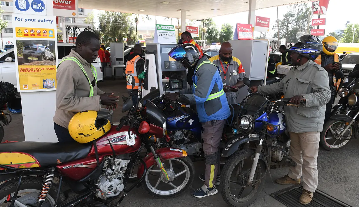 Ojek Boda boda dan pengemudi mengantre bahan bakar di pom bensin Shell di Nairobi, 4 April 2022. Pengendara bermotor di Kenya mengalami kekurangan bahan bakar dengan antrean berjam-jam dan penjatahan ketat yang dapat diperoleh pelanggan saat pompa bensin di seluruh negeri mengering (Simon MAINA/AFP)