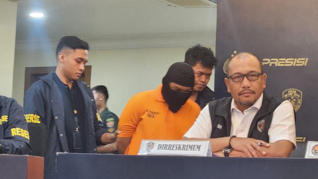 Polda Metro Jaya berhasil menangkap pelaku pembunuhan terhadap anggota TNI Angkatan Darat (AD), Praka Supriyadi atau Praka S (27), di Bekasi, Jawa Barat. Tersangka pembunuhan berinisial AWR dihadirkan dalam jumpa pers, Rabu (3/4/2024).