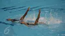 Tim renang indah Indonesia menampilkan atraksi pada kelas Duet Technical and Free Routine SEA Games 2015 di OCBC Aquatic, National Stadium Singapura, Kamis (6/4). Tim renang Indah Indonesia kembali meraih medali perunggu. (Liputan6.com/Helmi Fithriansyah)