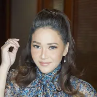 Maia Estianty memiliki kutipan yang dipopulerkannya 'Makin tua makin bahagia' yang juga ditunjukkan dengan mengekspos rambut memutihnya (Foto: Instagram @maiaestiantyreal)