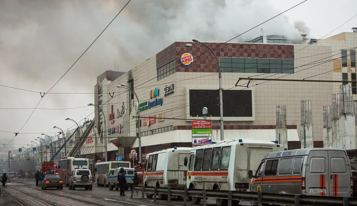 Asap hitam tebal mengepul dalam kebakaran pusat perbelanjaan Winter Cherry di Kota Kemerovo, Siberia, Rusia, Minggu (25/3). Ketika kebakaran melanda, ratusan orang termasuk anak-anak berada di dalam (Russian Ministry for Emergency Situations photo via AP)