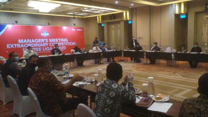 Pertemuan PT LIB dengan dalam rapat manajer (managers meeting) klub Liga 1 2020 di Hotel Sheraton, Kota Bandung, Senin (21/9/2020). (Liputan6.com/Huyogo Simbolon)