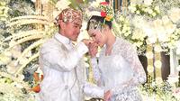 Erina Gudono mencum tangan sang suami yang juga putra bungsu Presiden Joko Widodo, Kaesang Pangarep, seusai akad nikah di Pendopo Agung Kedaton Ambarrukmo, Royal Ambarrukmo, Sleman, DI Yogyakarta, Sabtu (10/12/2022). Kaesang Pangarep tampak gagah dengan beskap putih, sementara Erina Gudono terlihat anggun mengenakan kebaya berwarna senada. (FOTO: Agus Suparto/Biro Pers Istana Kepresidenan)