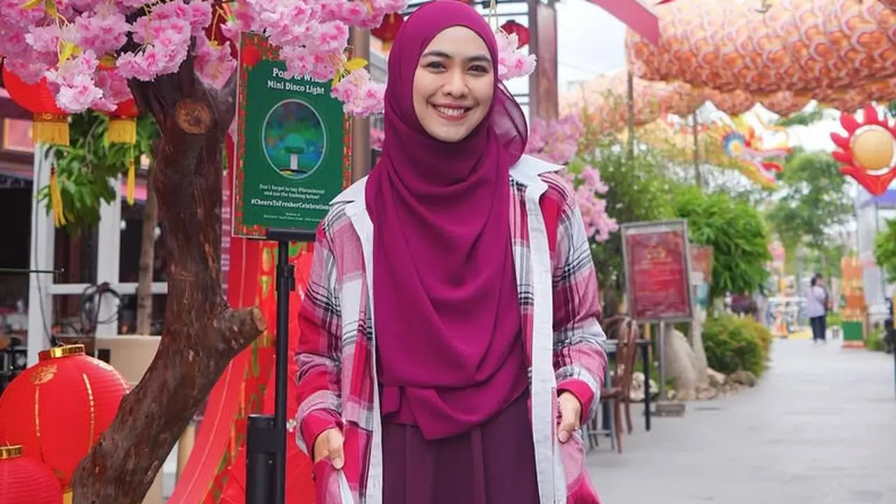 Inspirasi Gamis dengan Outer ala Oki Setiana Dewi (Foto: Instagram @okisetianadewi)