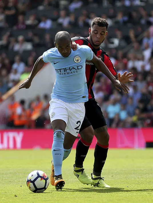 Pemain Manchester City, Fernandinho (kiri) mencoba keluar dari tekanan pemain AFC Bournemouth, Joshua King pada lanjutan Premier League di Vitality Stadium, Bournemouth, (26/8/2017). (Steven Paston/PA via AP)