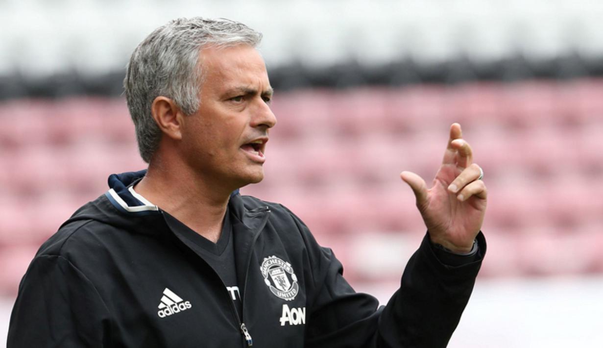 Pelatih baru MU, Jose Mourinho, memberikan arahan kepada anak asuhnya saat melawan Wigan Athletic dalam laga persahabatan di Stadion DW, Wigan, (16/7/2016). (Bola.com/Twitter/ManUtd)
