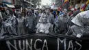 Sejumlah peserta membawa spanduk yang bertuliskan dalam bahasa Spanyol "tidak pernah lagi" saat mengikuti peringatan 41 tahun kudeta militer di Buenos Aires, Argentina (24/3). (AP Photo/Victor R. Caivano)