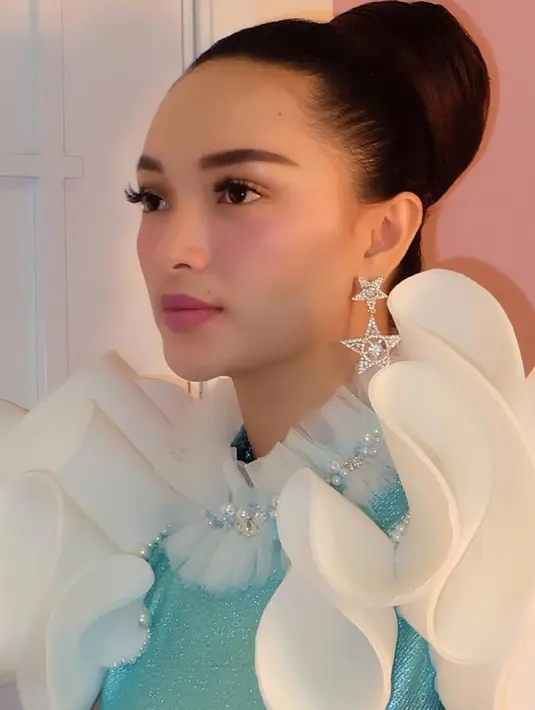 Selain stylenya dalam berbusana, Zaskia juga sangat memperhatikan soal warna liptik di bibirnya. Dan warna-warna andalannya ini juga membuat penampilannya makin cantik dan menggoda. (Instagram/zaskia_gotix)