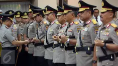 Kapolri Jenderal Tito Karnavian (kiri) saat memberikan tongkat komando kepada Kapolda Papua yang baru Irjen Boy Rafli Amar saat acara pelantikan perwira tinggi kepolisian di Mabes Polri, Jakarta, Jum'at (28/4). (Liputan6.com/Johan Tallo)
