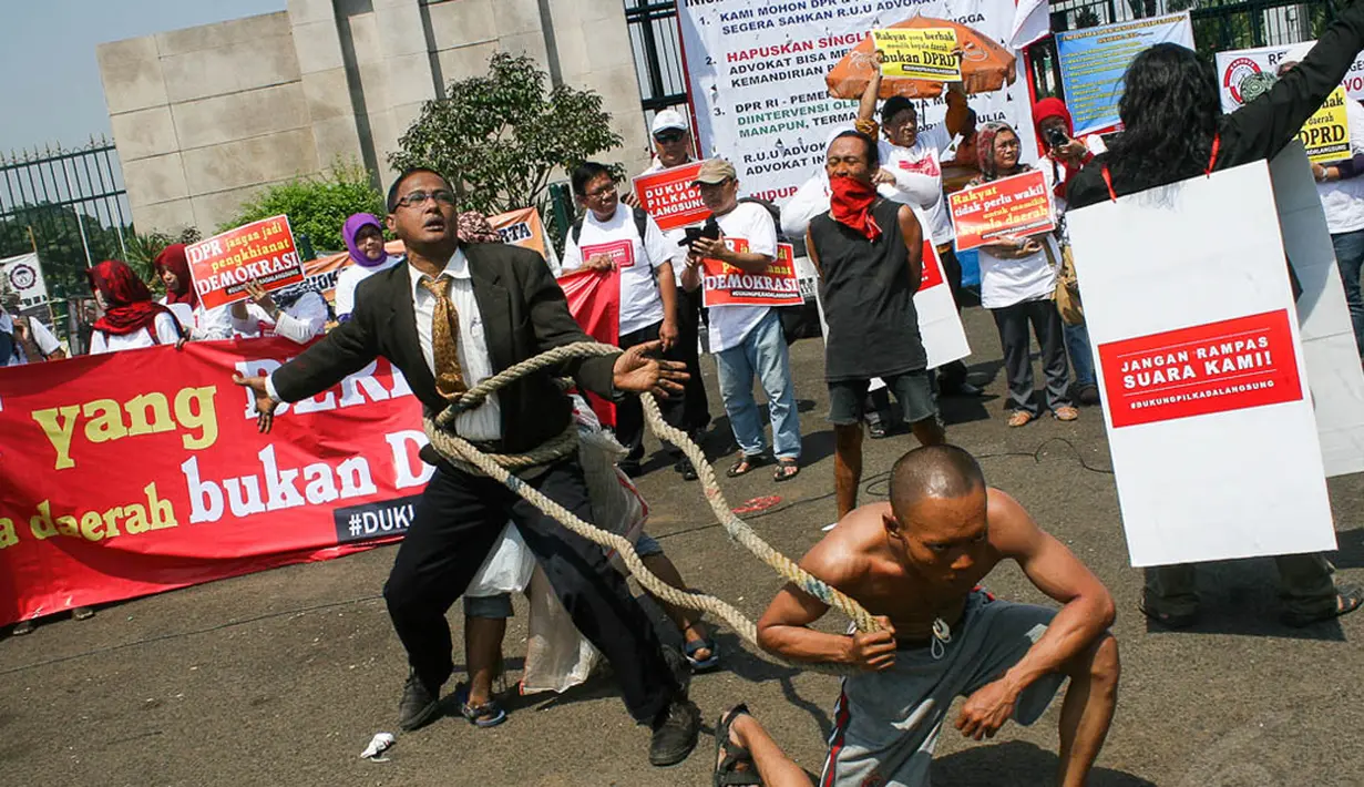 Ratusan massa dari beberapa organisasi menggelar unjuk rasa di depan Gedung DPR, Jakarta, (24/9/14). (Liputan6.com/Faizal Fanani)