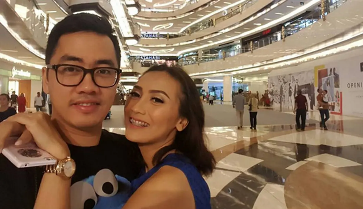 Pemeran Memed dalam film Ada Apa Dengan Cinta, Dennis Adhiswara membagikan kabar bahagia. Ia mengabarkan telah menikah lagi dengan Fauzia Vina Soraya alias Vina. Kabar bahagia itu dibagikan Dennis melalui media sosial. (Instagram/ vinachan00)