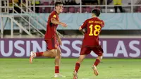 Selebrasi pemain Timnas Spanyol U-17, Quim Junyent (kanan) bersama rekannya, Marc Guiu setelah mencetak gol kedua timnya ke gawang Kanada U-17 dalam pertandingan babak penyisihan Grup B Piala Dunia U-17 di Stadion Manahan, Solo, Jumat (10/11/2023). (Bola.com/Arief Bagus)