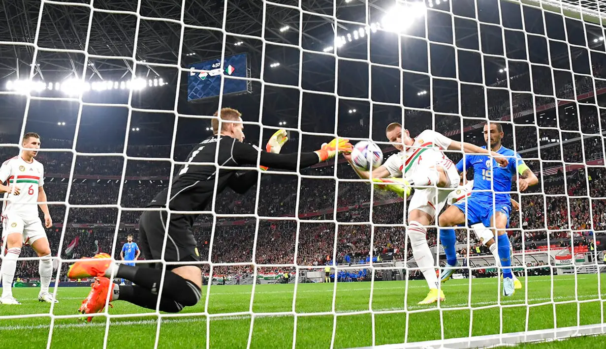 Pemain dan kiper Hungaria Attila Szalai (kedua kanan) dan Peter Gulacsi (kedua kiri) melawan pemain Italia Leonardo Bonucci (kanan) pada pertandingan sepak bola UEFA Nations League di Puskas Arena, Budapest, Hungaria, 26 September 2022. Italia berhasil mengalahkan Hungaria dengan skor 2-0. (Tamas Kovacs/MTI via AP)